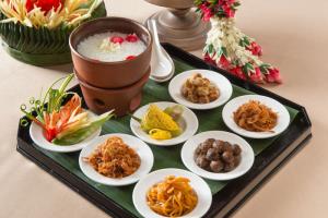 สงกรานต์นี้ร้อนแน่...หมอแนะให้กิน “ข้าวแช่” คลายร้อน / พลโทนายแพทย์ สมศักดิ์ เถกิงเกียรติ