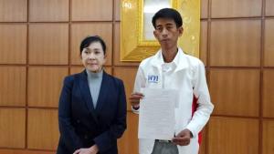 “ปวีณา” พาน้องบุก กกต.ถามเอกสารเลือกตั้งที่ลอนดอนรูปสลับ หวั่นมีผลคะแนนเสียง จี้ดูชาติอื่นด้วย