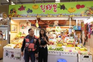 "ลุงป้อม" ดอดกินข้าวตลาดบองมาเช่ แม่ค้าขอถ่ายรูปหน้าร้านบอกค้าขายดี ก่อนลงใต้ปราศรัย