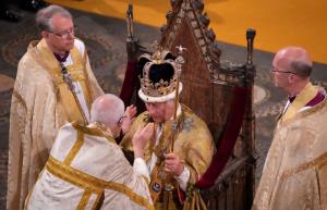 IN PICS :  กษัตริย์ชาร์ลส์ทรงสะเทือนพระทัยอย่างปลื้มปีติ เมื่อปรินซ์วิลเลียมทรงถวายจงรักภักดีในพระราชพิธีบรมราชาภิเษกอันสง่างาม