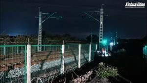 คนงานจีนเปลี่ยน ‘รางรถไฟ’ ยาว 650 เมตร เสร็จใน 180 นาที (ชมคลิป)