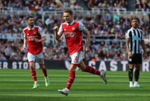 "อาร์เซน่อล" ยังไม่ยอมบุกอัดนิวคาสเซิ่ล 2-0 ไล่จี้เรือเหลือ 1 เเต้ม