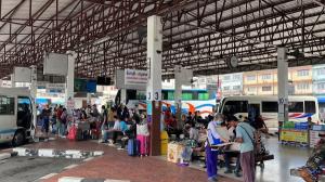 สถานีขนส่งจันทบุรีคึกคัก ประชาชนจำนวนมากทยอยเดินทางกลับบ้านใช้สิทธิเลือกตั้ง 14 พ.ค.