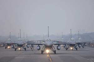 เข้ามาเลย! ฝูงบินรบ F-16 ไต้หวันได้ขีปนาวุธใหม่สหรัฐฯ รับมือภัยคุกคามจากจีน