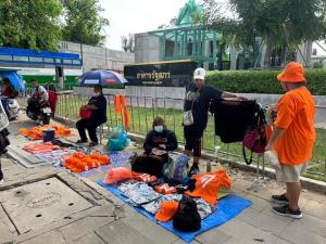 “พรเพชร” รีบปิดจ็อบให้ ส.ว.กลับแต่หัววัน เลี่ยงเผชิญม็อบส้ม สวนทางพ่อค้าแม่ค้าแห่รอขายของที่ระลึก