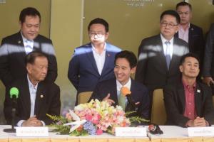 “พิธา” ย้ำ เก้าอี้ “ปธ.สภาฯ” ต้องหารือเฉพาะ “เพื่อไทย-ก้าวไกล” ยันไม่เป็นประเด็นขัดแย้ง ลั่น ต้องขึ้นค่าแรง 450 บาท แต่ฟังเสียงสะท้อนเอกชน