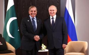 (แฟ้มภาพ) ประธานาธิบดี วลาดิมีร์ ปูติน แห่งรัสเซีย และนายกรัฐมนตรี เชห์บาซ ชารีฟ แห่งปากีสถาน จับมือทักทายนอกรอบระหว่างการประชุมองค์การความร่วมมือเซี่ยงไฮ้ (SCO) ที่อุซเบกิสถาน เมื่อปี 2022 