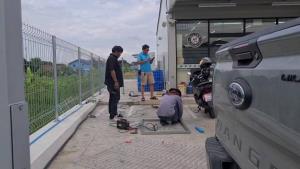 ส่งช่างไฟตรวจไฟฟ้ารั่วช็อตสาวร้อยเอ็ดดับ ขณะนั่งฉี่ พนักงานผวาไม่กล้าเข้าห้องเก็บของร้านสะดวกซื้อ
