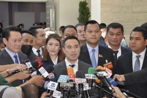 “เอกนัฏ” นำทีม ส.ส.รทสช.รายงานตัวสภา โยนถาม “พีระพันธุ์” ลาออก เลขาธิการนายกฯ ก่อนหรือไม่