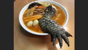 มาใหม่อีกแล้ว! ร้านราเมงไต้หวันเปิดตัว ‘ก็อตซิลล่าราเมง’ ใส่ ‘ขาจระเข้’ ให้ทั้งดุ้น
