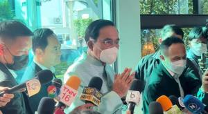 “บิ๊กตู่” ประชุม รทสช.บอกโนสเปก ปธ.สภา ไล่ดูผิด กม.หรือไม่ เปลี่ยนวันชาติ พบ 2 มือไร้แหวนเครื่องราง