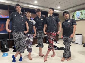 แฟนๆแห่เเซวลูกยางหนุ่มญี่ปุ่นสวมกางเกงลายช้างจากไทย