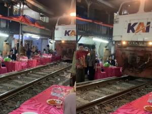 กลัวแขกไม่ตื่นเต้น! เจ้าบ่าวเจ้าสาวอินโดฯ จัดงานแต่งริมขอบรางรถไฟ