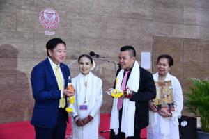กลุ่มพิราบขาวหอบเครื่องราง-สายสิญจน์ ให้ ส.ว.พร้อมพรมน้ำมนต์ปัดเสนียดรอบสภา