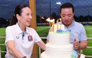 "มาดามแป้ง" หอบเค้กเซอร์ไพรส์ "อัยยวัฒน์" ฉลองครบรอบวันเกิดอายุ 38 ปี