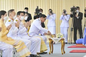 “ประยุทธ์” และภริยา ลงนามถวายพระพรพระบาทสมเด็จพระเจ้าอยู่หัว เนื่องในวันเฉลิมพระชนมพรรษา