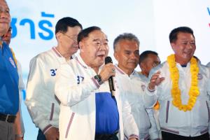 "บิ๊กป้อม" ลั่นไม่ไปไหน ขออยู่เป็นร่มโพธิ์ร่มไทรให้ พปชร. โยนมติพรรคเคาะโหวตให้ "เศรษฐา" หรือไม่