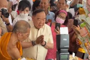 "บิ๊กป้อม" รูดซิปไม่คุยการเมืองรวมถึง "น้องป๊อด" นั่งปธ.ที่ปรึกษาเตรียมรอนั่งรองนายกฯหรือไม่