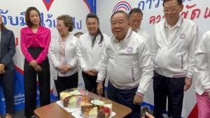 “ลุงป้อม” ยิ้มแป้น พปชร.เบิร์ธเดย์ 78 ปี ขอคนในพรรครักกัน เป็นสถาบันการเมือง รูดซิปปมตั้ง รบ.