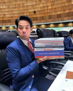 "เพชร กรุณพล" ถามเอกสารแจกส.ส.ควรเป็นไฟล์ดิจิทัลได้หรือยัง แบบนี้สร้างขยะเกินไปหรือไม่