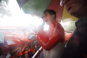 “พิธา” ปราศรัยกลางฝน ปลุกไปเลือกตั้งซ่อม เหน็บพรรคอื่นมีลุงไม่เหลือเรา ลั่นเป็นฝ่ายค้านเมิน รบ.แห่งชาติ