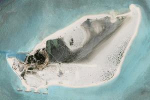 ภาพถ่ายดาวเทียมพบจีนสร้างลานบินบนเกาะพิพาททะเลจีนใต้