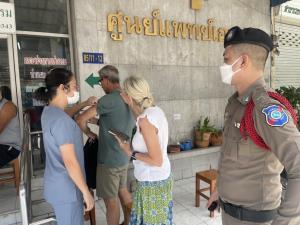 ตร.ท่องเที่ยวลพบุรีรุดช่วยนักท่องเที่ยวสเปนถูกลิงกัด