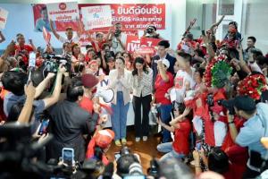 “อุ๊งอิ๊ง” น้ำตาแตกเสื้อแดงแห่เบิร์ธเดย์ ชวนร่วมรับ “พ่อแม้ว” กลับไทย เผยพ่อส่งดอกไม้ให้แต่เช้า
