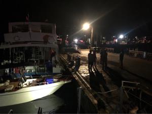 หวิดล่ม! เรือตกปลาถูกน้ำซัดเข้าเรือใกล้เกาะไม้ท่อน โชคดีช่วย 5 ชีวิตในเรือปลอดภัย
