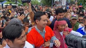 ชาวปกาเกอะญอแห่รับ “พิธา” ร่วมพิธีผูกข้อมือเดือนเก้า ทักทายภาษากะเหรี่ยงยันไม่ทิ้งกลุ่มชาติพันธ์ุ