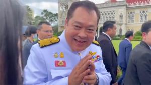 "ทวี" เมินตอบหนักใจหรือไม่ "ทักษิณ" รักษา รพ.ตำรวจ อมยิ้มหน้าเจื่อนๆ ก่อนชิ่งสื่อ (ชมคลิป)