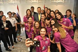“เศรษฐา” ให้กำลังใจวอลเลย์บอลสาวไทย หวังให้ผ่านเข้าแข่งโอลิมปิก ยันรัฐบาลสนับสนุนเต็มที่