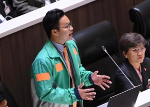“ส.ส.ก้าวไกล” ใส่ชุดไรเดอร์ ซัดนโยบายแรงงานรัฐบาล บอก “เศรษฐา” เป็นนายกฯ ส้มหล่น “วิทยา” ลุกติง สภาไม่ใช่โรงละคร