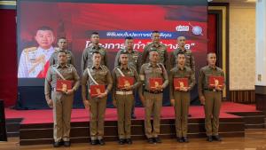ผบ.ตร.มอบประกาศเกียรติคุณ 4 ตำรวจ บก.จร.ช่วยนักท่องเที่ยวสาวจีนถูกหนุ่มร่วมชาติอุ้มรีดเงิน