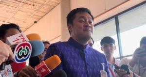 “หมออ๋อง” นุ่งชุดไหมไทยเข้าสภา โยนพรรคตัดสินใจจะเอาผู้นำฝ่ายค้าน หรือ รอง ปธ.สภา