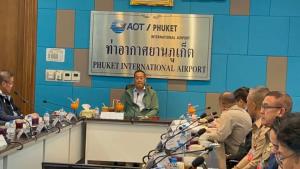 นายกฯ ชม ผู้ว่าฯ ภูเก็ต เสียสละทำงาน ชูคมนาคมแบบอย่างกระทรวงอื่น พูดแล้วทำ ฝาก ตร.ปิดทองดูแล นทท.