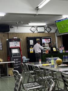 หมดสิทธิชักดาบ! ร้านอาหารมาเลย์ลงทุนตั้งตู้ ATM ในร้านข้างเคาน์เตอร์ชำระเงิน