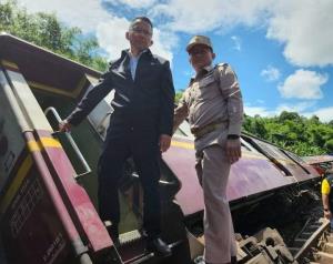 "สมศักดิ์" ตรวจรถไฟตกรางแพร่ 6 โมงเย็นกลับมาปกติ ควง "วรวัจน์" ดูน้ำท่วมชี้ปชช.ต้องเสียหายน้อยที่สุด