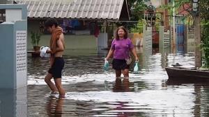 น้ำท่วมก็ไม่ย้าย...ชาวบ้านบางส่วนขออยู่ดูแลบ้าน กลัวโจรมาขโมยทรัพย์สิน
