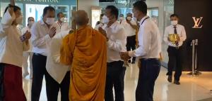 ห้างฯ พารากอนนิมนต์พระทำบุญ พรมน้ำมนต์แต่เช้ามืด