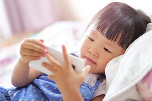 จักษุแพทย์เผยช่วงเวลาใช้ "หน้าจอ" ที่เหมาะสมสำหรับลูกแต่ละวัย ย้ำต่ำกว่า 1 ขวบ ห้ามใช้เลย