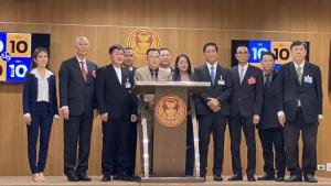 ‘หมออ๋อง’ เปิดตัวซบ ‘เป็นธรรม’ ยันคนพรรคเดิมลาออกจากทีมงานรอง ปธ.สภาฯ แล้ว “ปิติพงศ์”ปัดตกปลาในบ่อเพื่อน