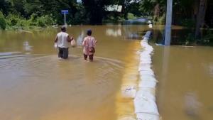 เอาไม่อยู่! แม่น้ำมูลทะลักชุมชนลุ่มต่ำเมืองวารินฯ ต้องอพยพหนีน้ำ 195 ครอบครัว