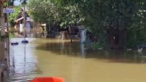เอาไม่อยู่! แม่น้ำมูลทะลักชุมชนลุ่มต่ำเมืองวารินฯ ต้องอพยพหนีน้ำ 195 ครอบครัว