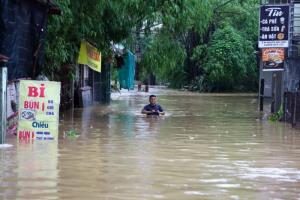 ดานังน้ำท่วมหนักอพยพคนกว่า 5,000 พบจมน้ำเสียชีวิต 2 ราย