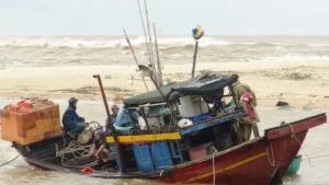 เรือประมงเวียดนามอับปางกลางพายุในทะเลจีนใต้ ดับ 2 สูญหาย 13