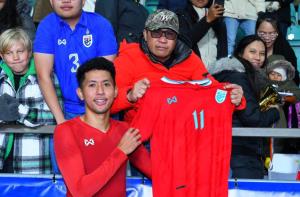 "บดินทร์" มอบเสื้อให้แฟนบอล ก่อนถูกส่งต่อให้ลูกชายที่ป่วยเป็นโรคมะเร็ง