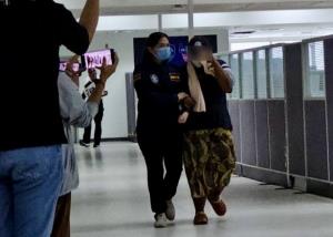 ฝากขัง “ดอกแก้ว” บัญชีม้าแก๊งคอลฯ รับโอนเงินเหยื่อสาว ม.6 ผูกคอดับ ไร้ญาติประกัน ส่งตัวนอนเรือนจำ!
