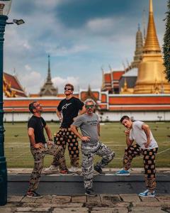 "บีญาเลส" เยือนไทยไม่พลาดสวมกางเกงช้างนั่งตุ๊กๆ ก่อนลุย โมโต จีพี