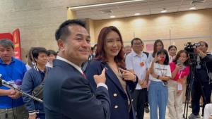 “หมอชลน่าน” ติดเข็มกลัดสัญลักษณ์มะเร็งเต้านมให้ “ไหม ศิริกัญญา” พร้อมแนะนำ “หมอก้อย” เจ้าของสโลแกน ”สวย เริศ เชิด สู้มะเร็งเต้านม“